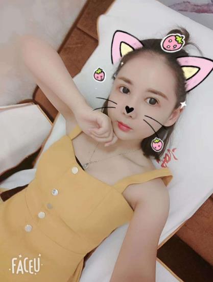 樊若華的假體隆胸術(shù)前照片