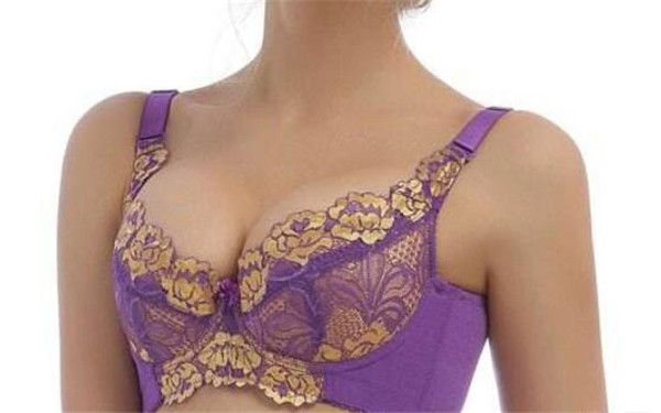 頭發(fā)油膩又容易脫發(fā)，如何有效解決？