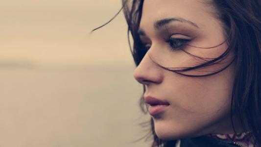 鄭州華領(lǐng)醫(yī)療美容醫(yī)院的醫(yī)生們?nèi)绾巫龅郊氈氯胛⒌恼尾僮?？他們有何具體的專業(yè)背景？