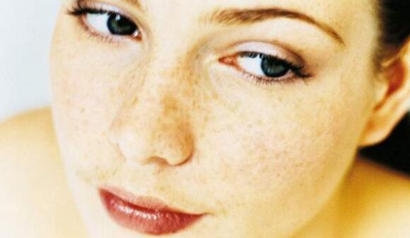 柳巖是否曾接受隆胸手術(shù)？從真假胸一探究竟