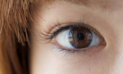 揭秘！韓彩英整容傳聞?wù)嫦啻蠼颐兀降捉邮芰四男┱蓓椖浚?></div>
                            <div   id=