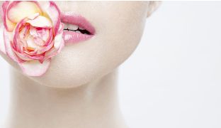 洪辰整容了嗎？揭秘其翻身變美的全過(guò)程