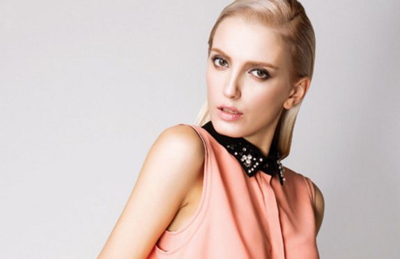 南京E光祛黃褐斑醫(yī)院精選十強名錄，打造無暇美?。? /></p>
<h3>　　高水平醫(yī)資隊伍</h3>
<p>　　這些醫(yī)院都擁有一支經驗豐富、技術嫻熟的醫(yī)資隊伍。醫(yī)生們對E光祛黃褐斑技術熟稔于心，經過專業(yè)培訓，能精準識別黃褐斑類型，制定個性化治療方案，確保祛斑有效。</p>
<h3>　　先進設備與技術</h3>
<p>　　先進的醫(yī)療設備是E光祛黃褐斑的關鍵。這些醫(yī)院均配備了國際領先的E光儀器，能同時發(fā)射強脈沖光和雙極射頻，作用于皮膚深層，擊碎黑色素顆粒，促進膠原蛋白生成，達到祛斑美白的效果。</p>
<h3>　　定制化治療方案</h3>
<p>　　黃褐斑的成因復雜，因人而異。這些醫(yī)院重視個性化治療，醫(yī)生會根據患者的膚質、色斑類型制定專屬的治療方案，通過調整光束能量、波長和治療次數，祛除黃褐斑，避免復發(fā)。</p>
<h3>　　的操作</h3>
<p>　　E光祛黃褐斑是一項相對的治療，但操作不當可能會造成皮膚損傷。這些醫(yī)院嚴格執(zhí)行衛(wèi)生規(guī)范，建立完善的操作流程，讓患者在安心舒適的環(huán)境中接受治療。</p>
<h3>　　術后護理保障</h3>
<p>　　祛斑后，術后護理至關重要。這些醫(yī)院提供周到的術后護理服務，包括補水保濕、防曬護膚等，確保皮膚恢復健康，防止色素沉著，保障祛斑效果穩(wěn)定持久。</p>
<h3>　　真實案例見證</h3>
<p>　　真實案例是檢驗E光祛黃褐斑效果的有力佐證。這些醫(yī)院都有大量的成功案例，患者通過E光治療，黃褐斑明顯減輕，面部肌膚恢復白皙透亮，彰顯皮膚的健康之美。</p>
<h3>　　舒適環(huán)境與貼心服務</h3>
<p>　　愛美人士不僅追求治療效果，還希望擁有舒適的治療體驗。這些醫(yī)院環(huán)境優(yōu)雅、溫馨，設有私密就診室和舒適的休息區(qū)，讓患者感受到貼心周到的服務。</p>
<h3>　　合理收費體系</h3>
<p>　　E光祛黃褐斑費用根據醫(yī)院的知名度、設備水平和術后護理等因素有所不同。這些醫(yī)院堅持透明公開的收費模式，讓患者明明白白消費，享受高性價比的變美服務。</p>
<h3>　　選擇值得信賴的醫(yī)院</h3>
<p>　　選擇一家值得信賴的E光祛黃褐斑醫(yī)院至關重要。本文精選的十家南京醫(yī)院都是行業(yè)標桿，擁有良好的口碑和行業(yè)認可，為求美人士打造無暇美肌，護航美麗與自信。</p>                </div>
				<div   id=