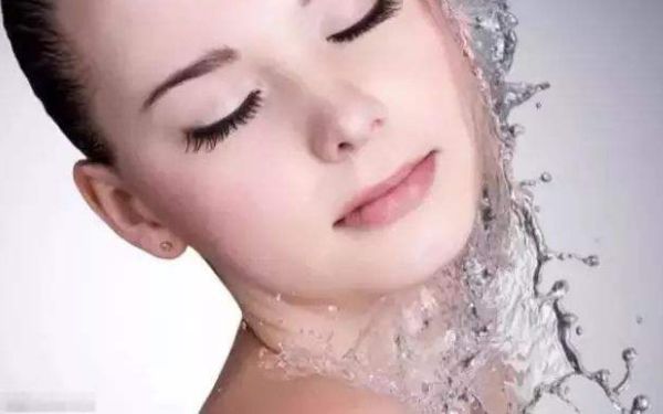 新疆隆胸手術(shù)價(jià)格及材料選擇指南：國產(chǎn)進(jìn)口一應(yīng)俱全，參考價(jià)16800元起