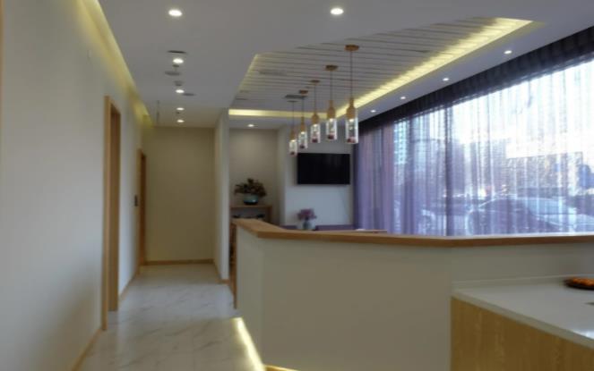 北京愛(ài)麗友醫(yī)療美容診所_醫(yī)院導(dǎo)診臺(tái)