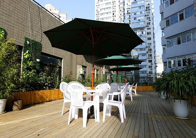 北京東方和諧醫(yī)療美容診所_陽臺休息區(qū)