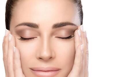 西安激光去除頸部皺紋大致費(fèi)用表參考(西安交通大學(xué)第二附屬醫(yī)院整形外科激光去除頸部皺紋參考價：5828元)